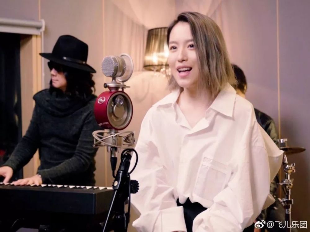 才刚刚加入飞儿乐团半年多的新主唱lydia,也通过这张专辑向大家证实了