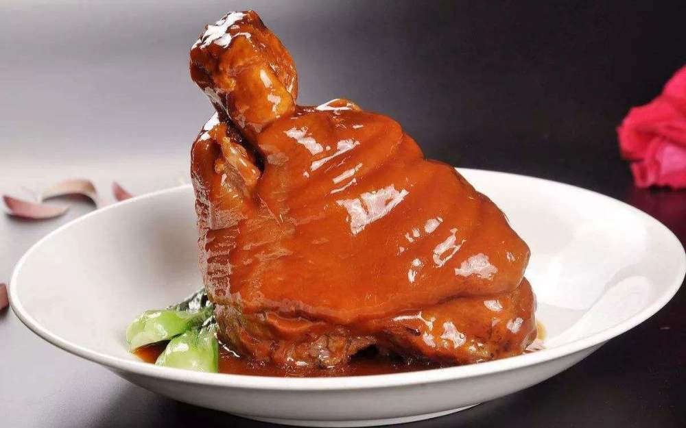 东坡肘子据说当时,苏轼还曾为此猪肉写过一篇文章,只是不知是否与这