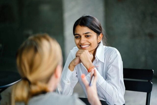 正视与你交谈的对象