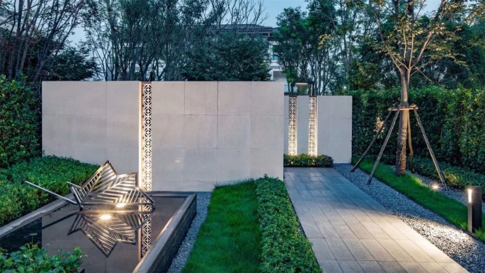 远观洁白,纯净,近观自然,细腻片墙与水面有形成纯净的色彩对比金属的