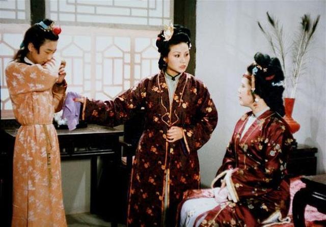 红楼梦|《红楼梦》里，芳官还是个小孩子，为何敢蔑视主子贾环？