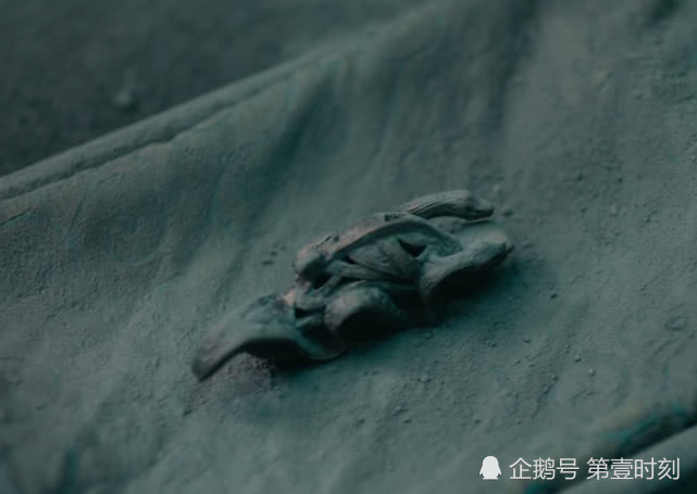 吴邪拿到战国帛书也是不好答应啊,就找三叔吴三省,吴三省还破译出了