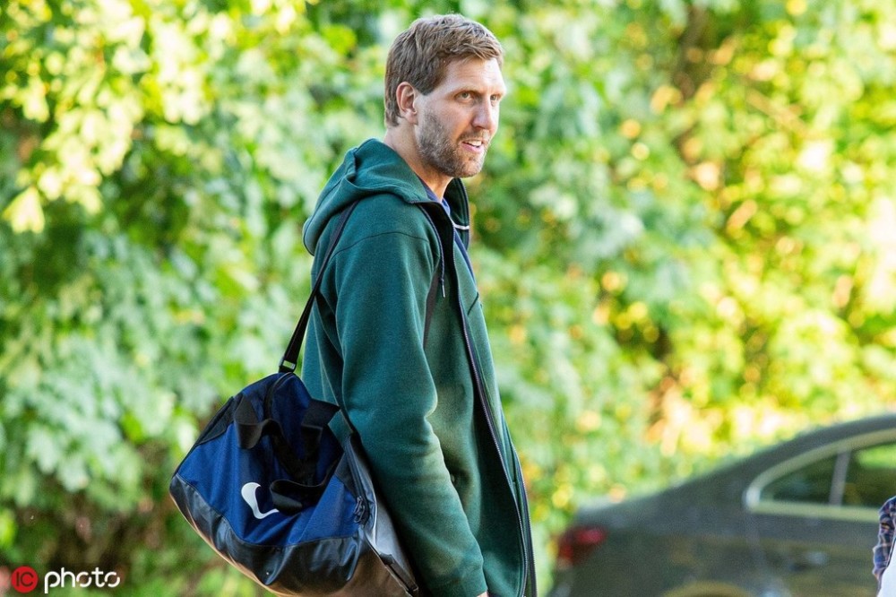 组图诺维茨基现身立陶宛拍摄广告与小球迷亲切互动