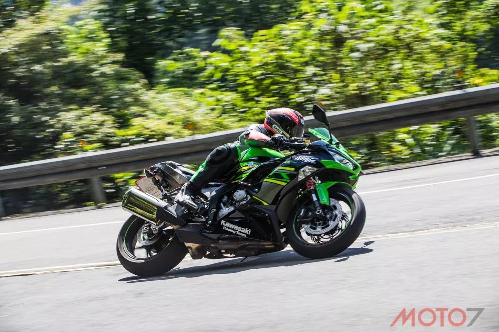 中量级仿赛王者争夺:yamaha yzf-r6 vs kawasaki zx-6r