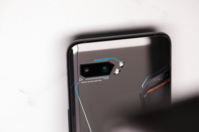 rog游戏手机2的摄像头采用了旗舰级的4800万索尼imx586主摄,光圈值为f