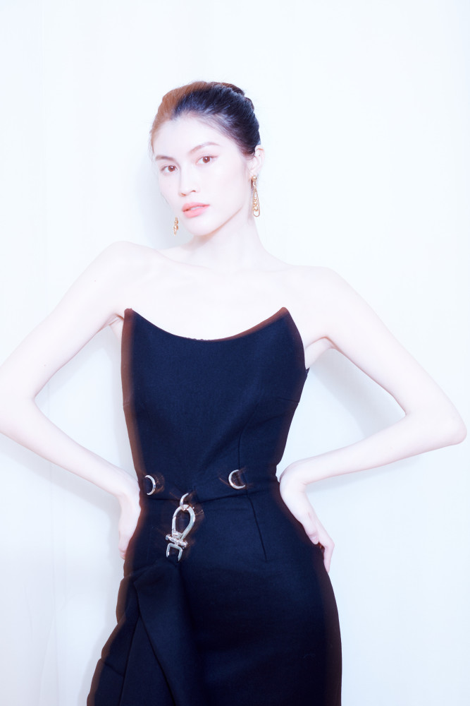 何穗穿吊带裙尽显优雅女神范,皮肤白到发光人群中很吸睛