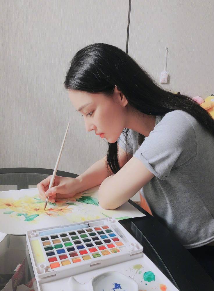张馨予|张馨予晒绝美侧脸照，编辑记录暴露性格，给自己的评论亮了