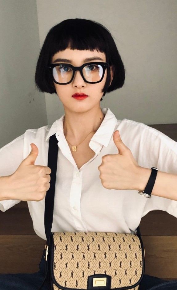 短发配上一个黑框眼镜,感觉像是换了一个人似的,充满了青春与时尚感.