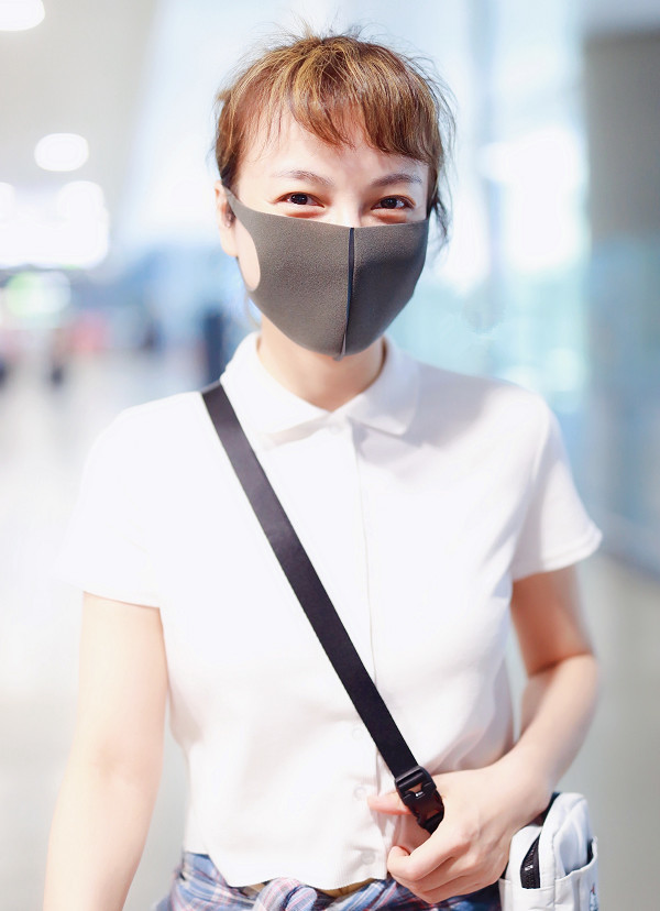 太疲惫36岁吴昕素颜现身穿着超少女近照一双眼袋有点吓人