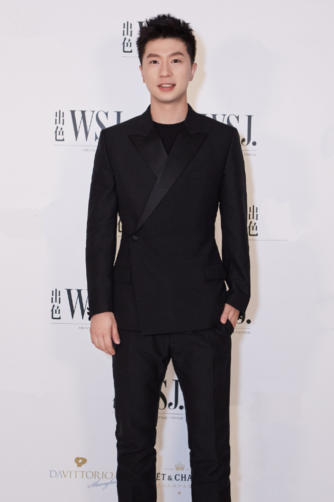 派对晚宴何穗雎晓雯同穿黑裙风格迥异,马龙一身黑西装风度翩翩