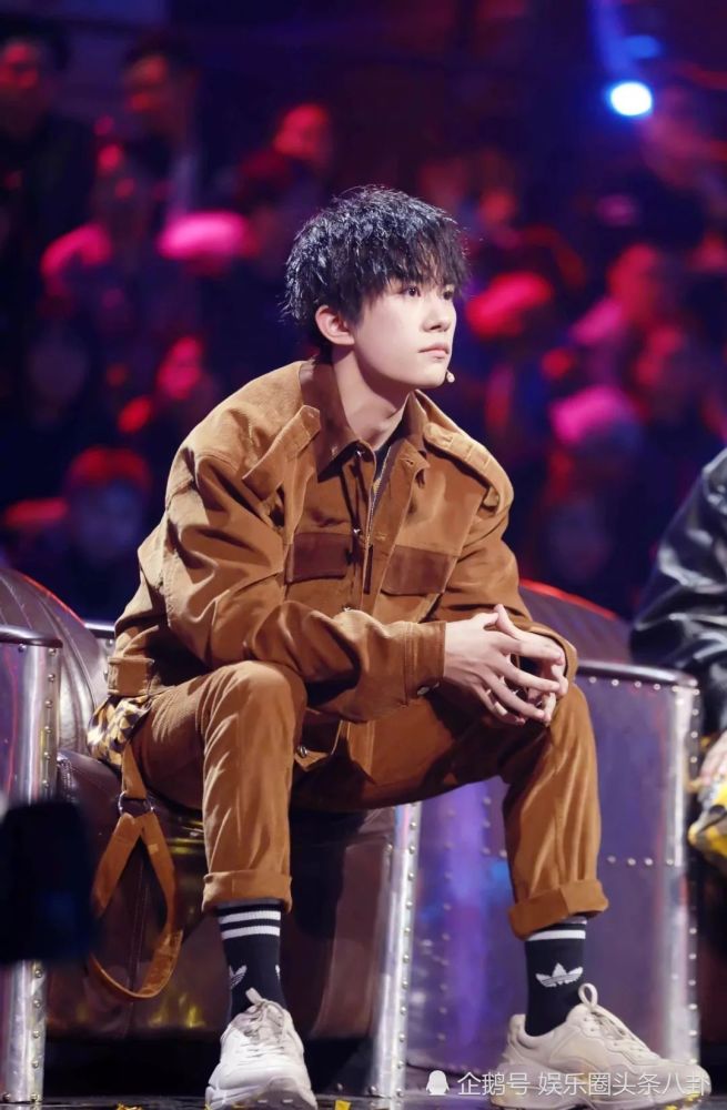 同样是参演电影 易烊千玺剪寸头硬气十足 而鹿晗却与众不同