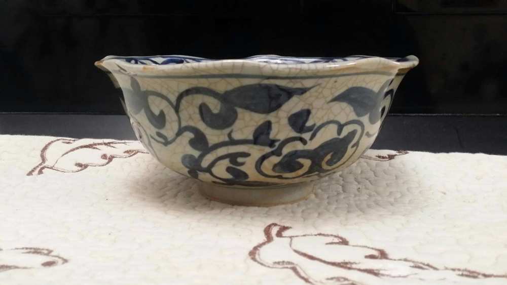 精品推荐 宣德年制青花鱼藻纹荷叶碗