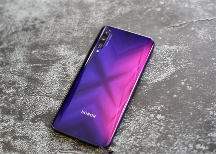 卢伟冰没藏住红米note8p曝光荣耀9x面临强敌