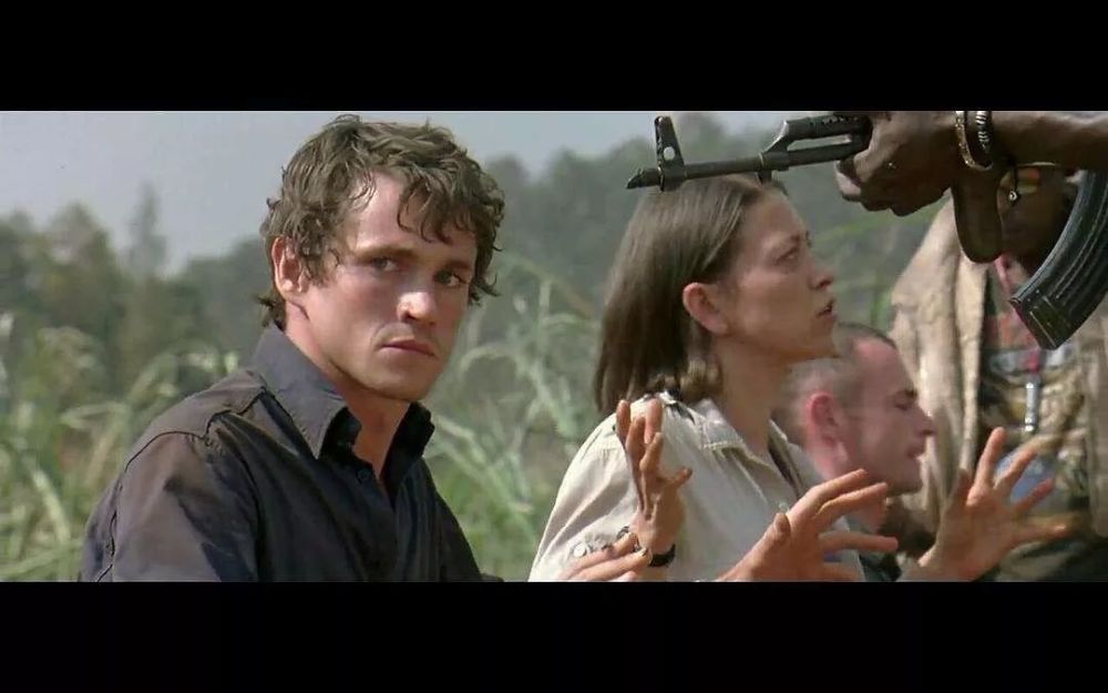 电影《猎犬》剧照 按着一般标准,电影中那位年轻的牧师助理,和冒着