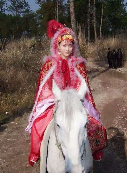 长相很有特点,能让人一眼难忘,《昭君出塞》时期的李彩桦穿着红色的