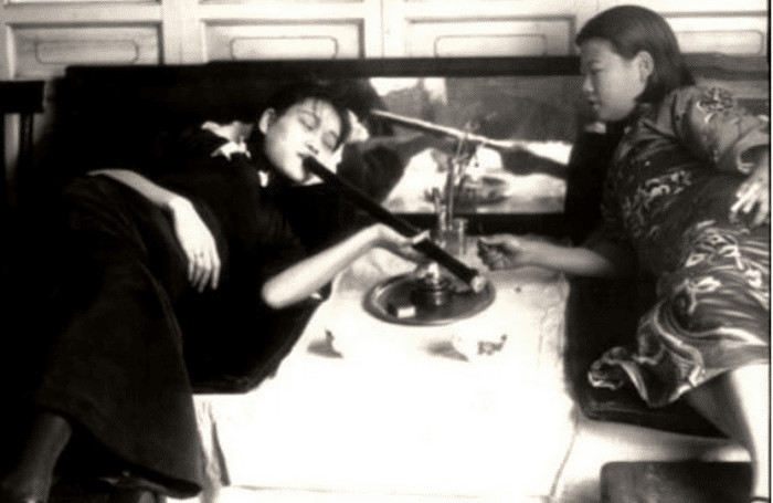 罕见老照片吸鸦片的人真实样子最后那女人想不到