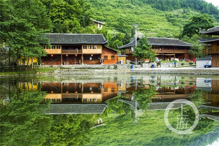 夜雨丨海清涓天池苗寨的青瓦