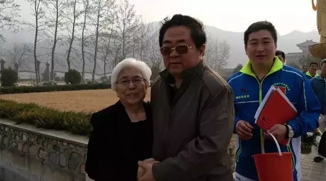 7月24日上午,第三十届"庄则栋杯"全国少年儿童暨全国成人乒乓球邀请赛