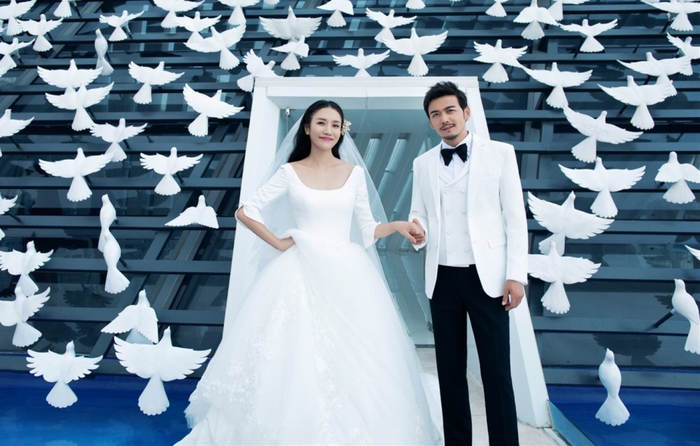 杨烁与妻子上演双簧扎小辫配破洞裤夸张造型藏不住潮男范儿