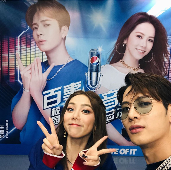 有种差别对待叫王嘉尔和邓紫棋,看到脖子那刻,王嘉尔粉丝气炸了