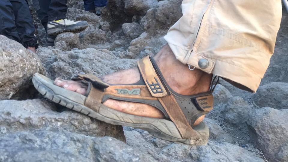 彪悍的人生只需一双凉鞋,美国大叔露着脚趾跑了四千公里