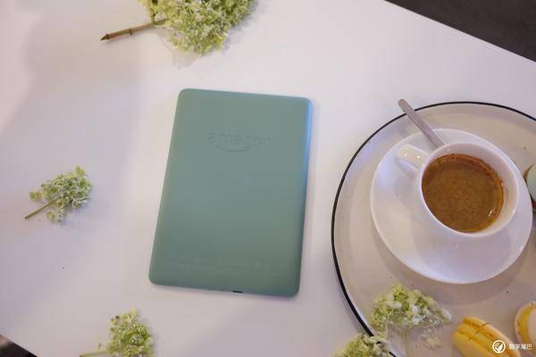 Kindle Paperwhite 有了彩色外壳
