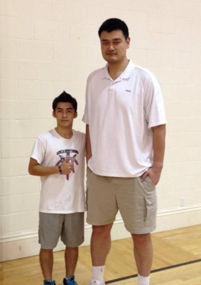 谁和姚明合照都变mini版唯独遇见她弯下腰网友直呼厉害了