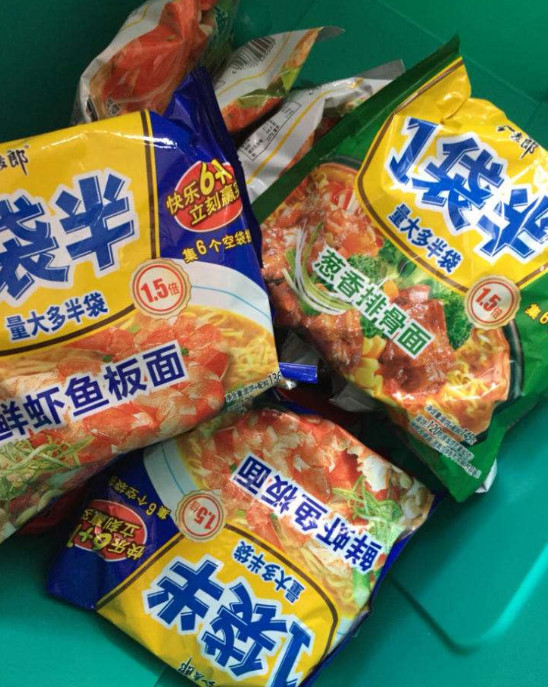 而大家在吃方便面的时候,其实也会遇到一个烦恼,那就是吃一包的话吃不