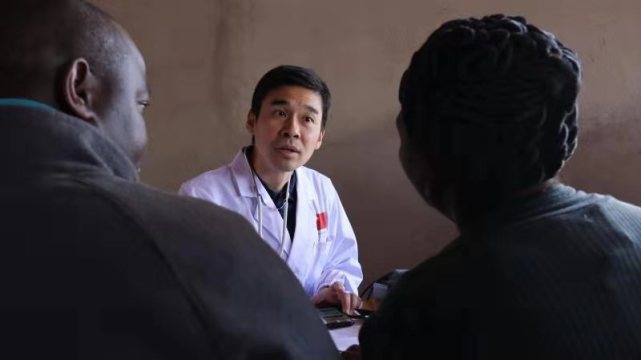 救治病人帮扶当地医生 第16批援津巴布韦医疗队队员徐学政归国