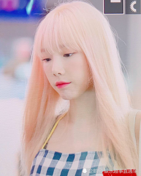 灿烈和泰妍对视的时候还会害羞,也是很有爱了,现在的灿烈除了是歌手