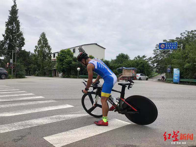 耐力与勇气的考验四川警察备战世警会铁人三项赛