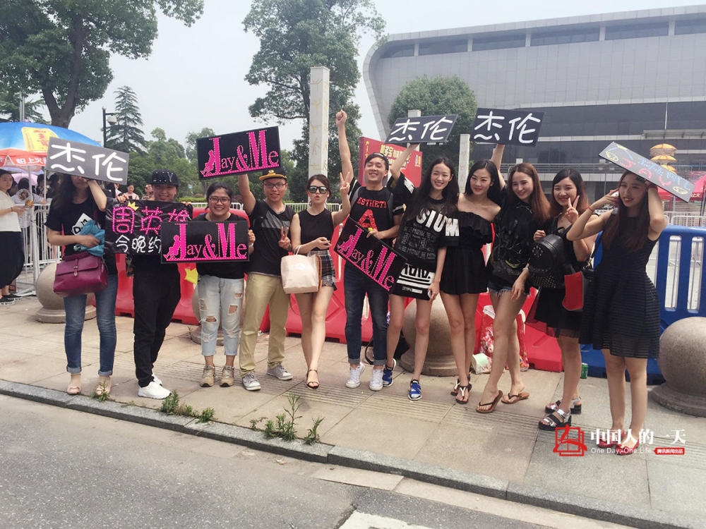 中年粉丝被迫营业打榜:青春和初恋都和周