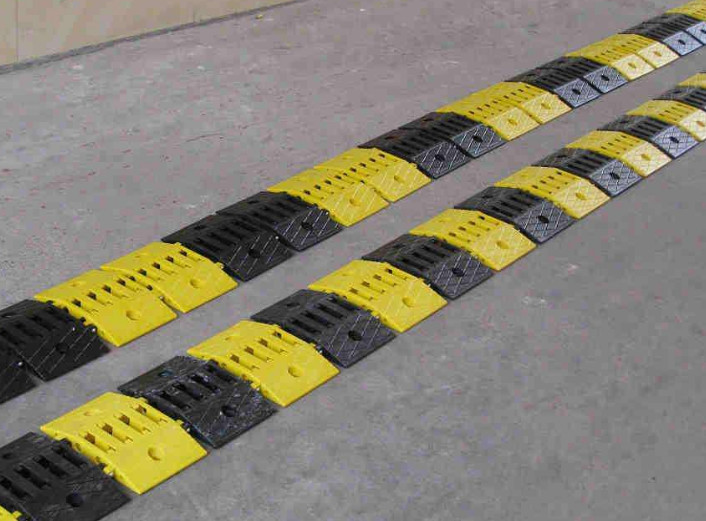 国内减速带,堪称世界之最,路过的奥迪直接走不动了!