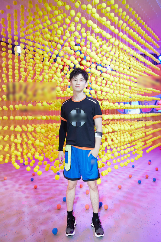 董子健出席品牌活动身体力行跑出点乐子