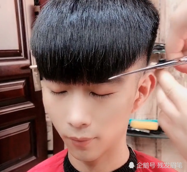 小伙换了款个性飞机头发型后,看上去变得更清爽了,网友:很潇洒