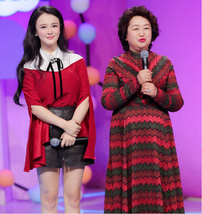 baby与黄晓明妈妈带小海绵游玩婆媳相处愉快一路有说有笑