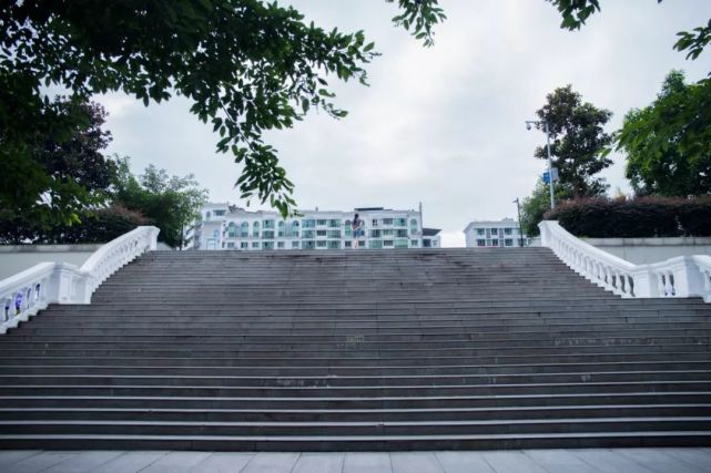 大什字,小什字,下街子,聚集了无数的达官富绅;同文里,骑龙街,水东门