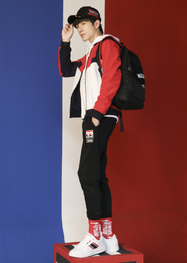 破洞牛仔裤成夏季c位,林更新穿上以后,再现九亿少女的梦!