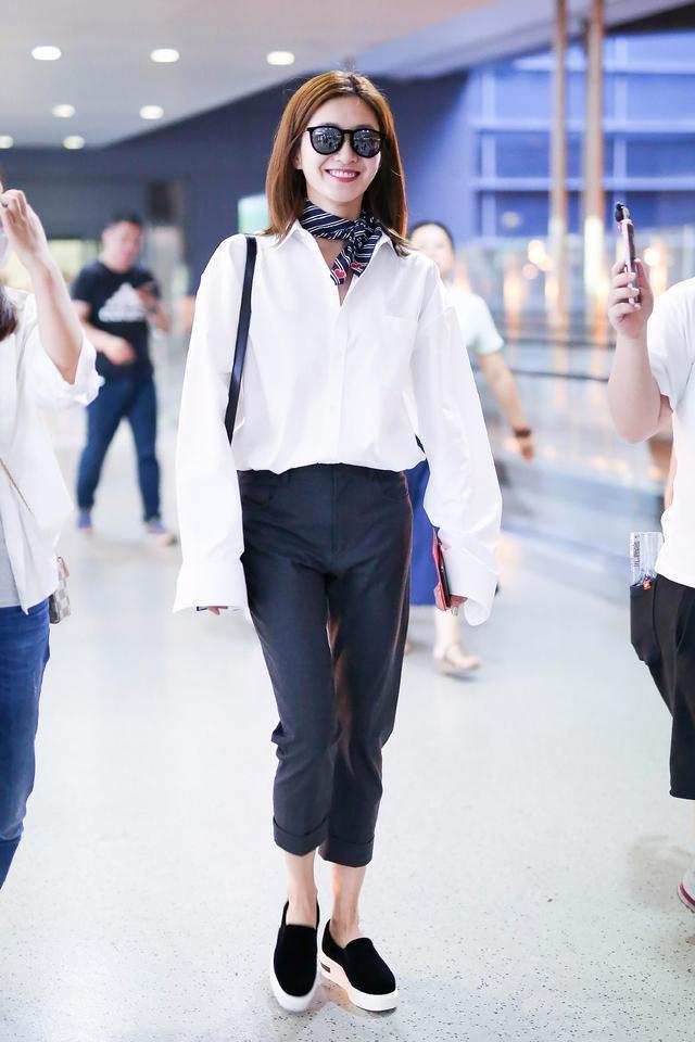 江疏影攻气十足,阔版白衬衫搭配格子长裤,网友:霸道总裁