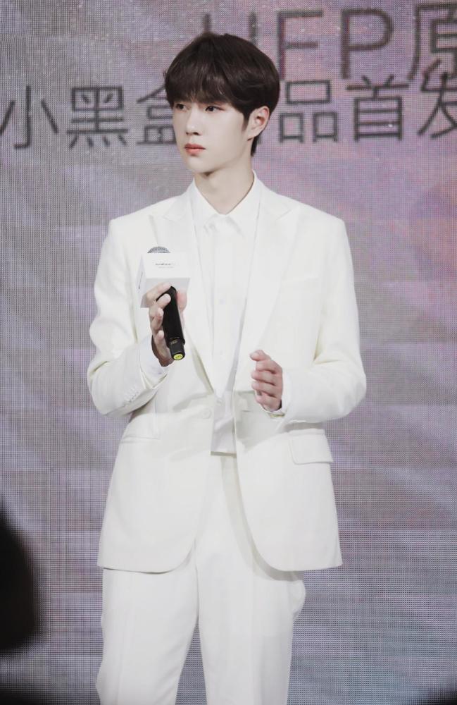 王一博得罪了造型师 发型中间高两边低 像个大型包子一样