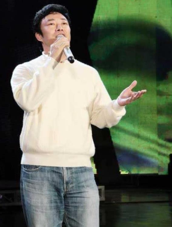 关于"逆龄"只服费玉清,当他换下西装后,63岁秒变36岁!