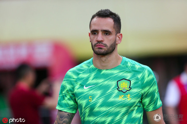 国安备战建业 施密特大秀街头篮球动作