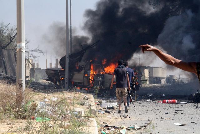 利比亚惨烈内战之际,北约大国运输机在首都降落,卸下数百枚导弹