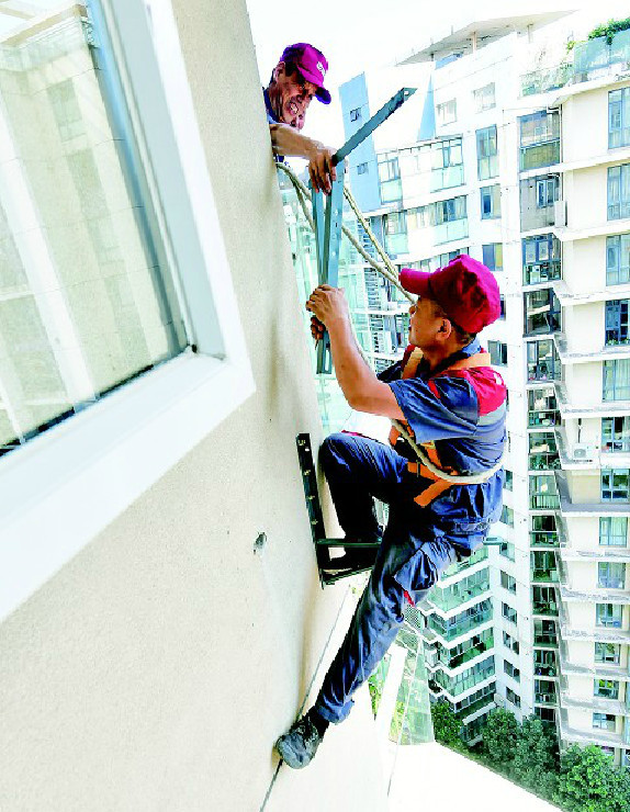 图文:空调安装工高空飞檐走壁送清凉