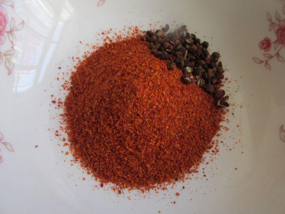 1,干红辣椒用料理机打成辣椒粉,没有料理机可以直接买辣椒粉,加入少许