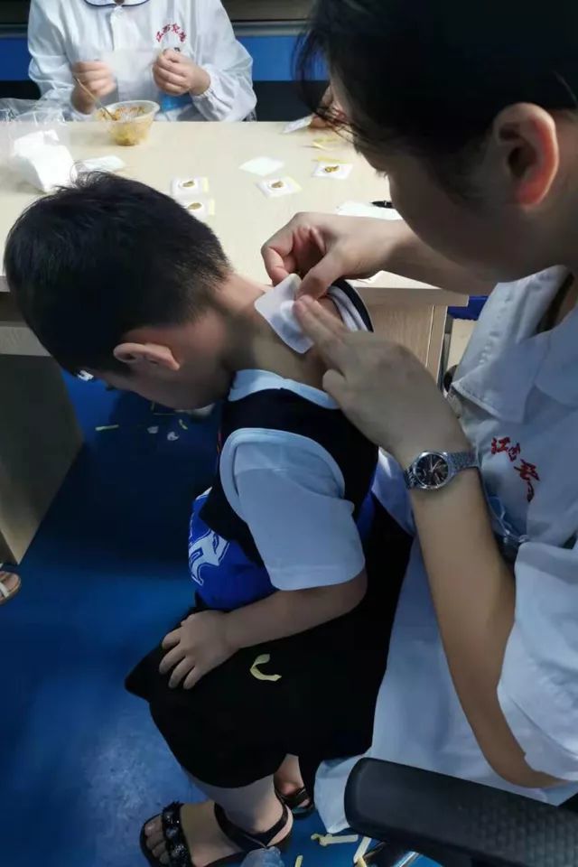 满城尽是三伏贴,年年出事年年贴