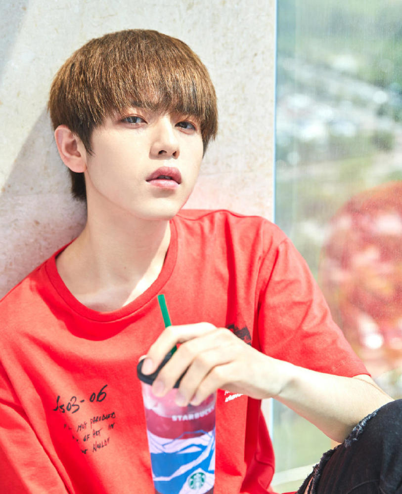 unine成员改签航班影响他人?慢悠悠走过来被骂,粉丝炸开锅