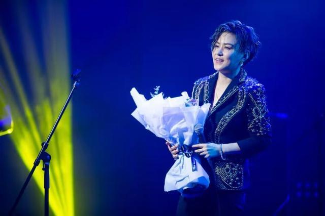 乐坛大佬纷纷祝福潘倩倩首张专辑发布会,神秘大咖特殊祝福