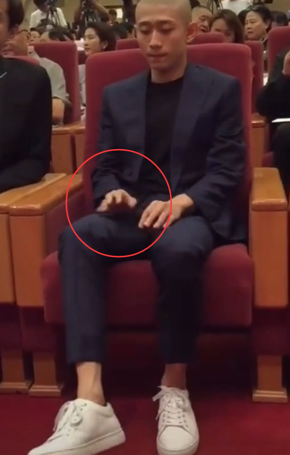 参加活动忍不住想跷二郎腿怎么办?看张一山反应就懂了,是个狠人