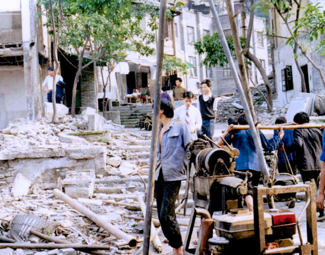 老照片:90年代的重慶,圖三炒菜攤,圖五建築工地